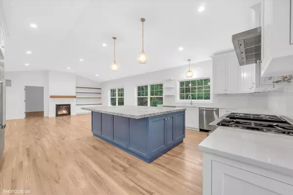 Deerfield, IL 60015,707 Brierhill RD