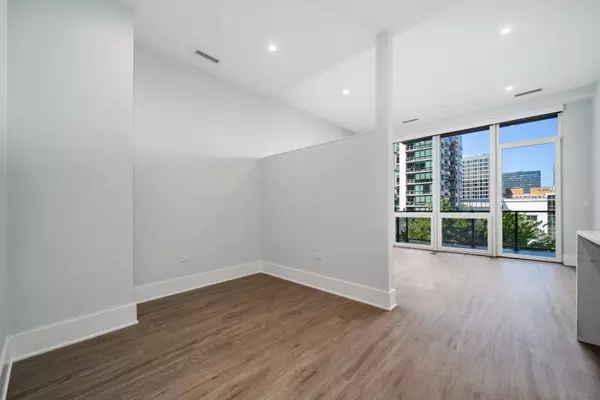 Chicago, IL 60607,812 W Adams ST #408