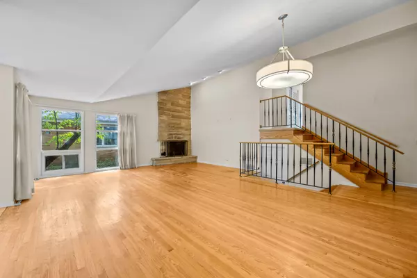 Highland Park, IL 60035,298 Leslee LN