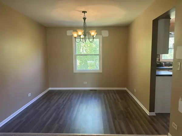 Cary, IL 60013,1016 S Fox Trails DR