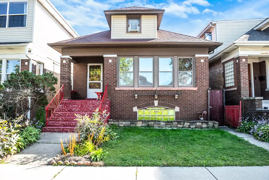 5017 W Dakin ST, Chicago, IL 60641