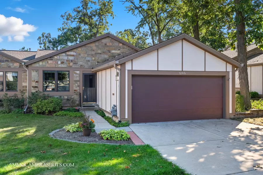 1206 Wheaton Oaks DR, Wheaton, IL 60187