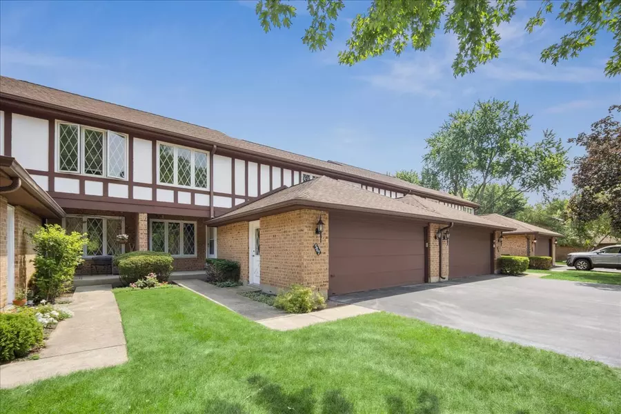 567 Cress Creek LN, Crystal Lake, IL 60014