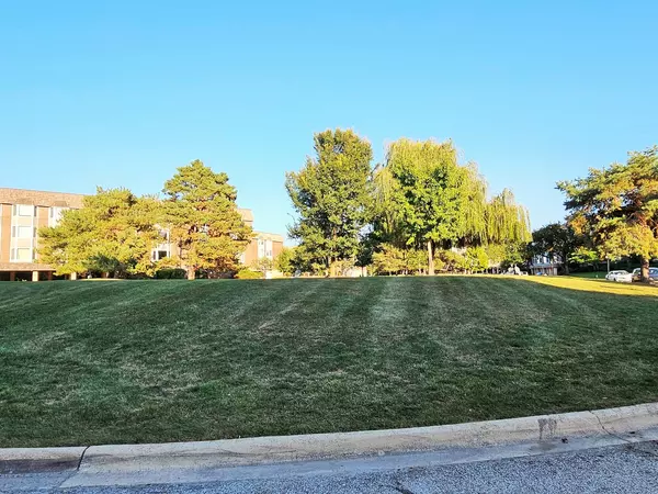 Park Ridge, IL 60068,200 Thames Pkwy #1K