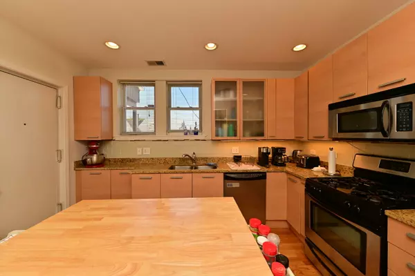 Chicago, IL 60618,3350 W GRACE ST #3