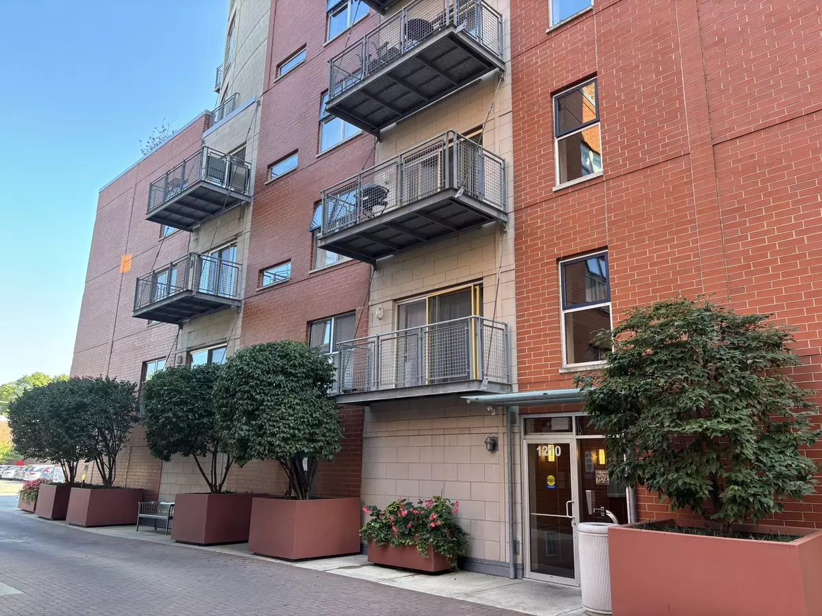 Evanston, IL 60201,1210 Chicago AVE #204