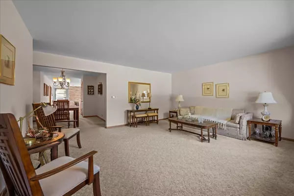 North Aurora, IL 60542,328 W State ST