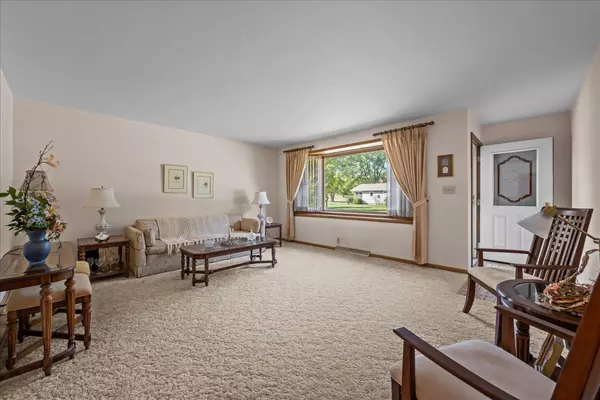 North Aurora, IL 60542,328 W State ST
