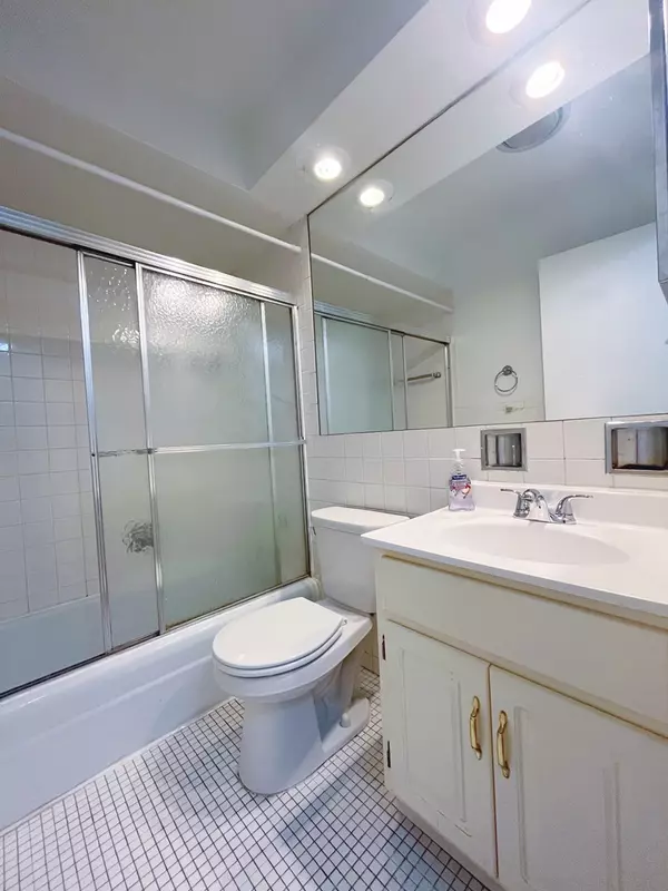 Chicago, IL 60613,736 W Buena AVE #305