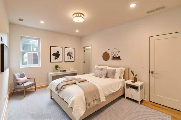 Chicago, IL 60637,6537 S Rhodes AVE