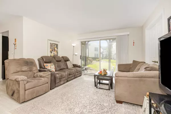 Naperville, IL 60565,47 Glencoe CT #102D