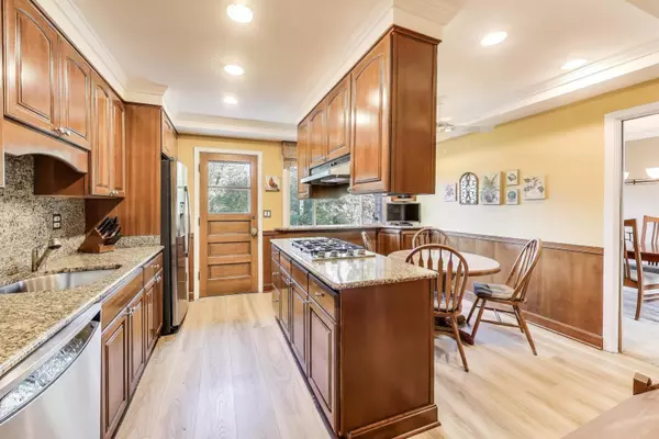 Northbrook, IL 60062,945 Hawthorne LN