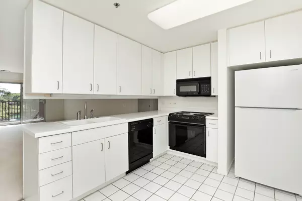 Deerfield, IL 60015,372 Kelburn RD #313