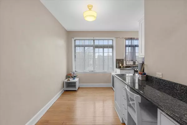Evanston, IL 60201,730 NOYES ST #K3
