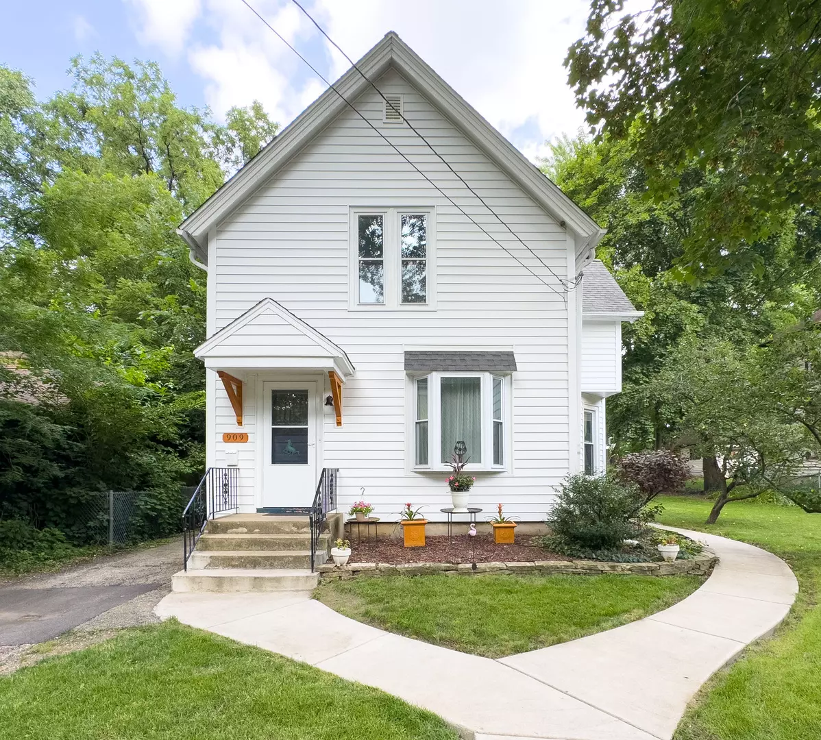 Elgin, IL 60120,909 BELLEVUE AVE