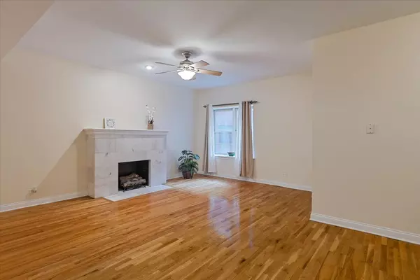 Chicago, IL 60637,Address not disclosed