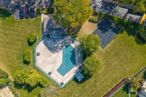 Buffalo Grove, IL 60089,972 Thornton LN #102