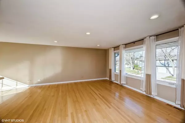 Schaumburg, IL 60193,829 Pinehurst LN