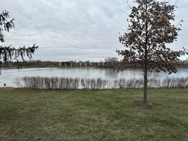 Vernon Hills, IL 60061,1250 N Streamwood LN #338