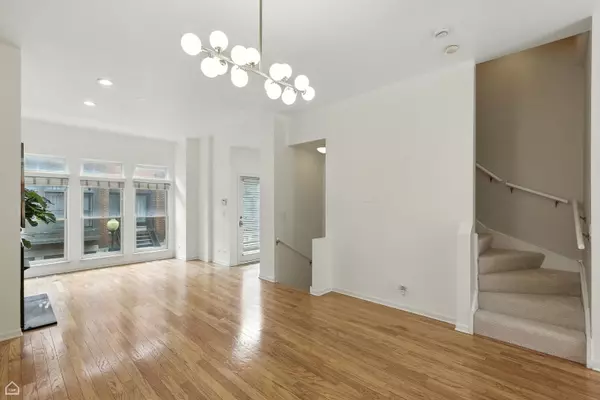 Chicago, IL 60608,834 W Village CT