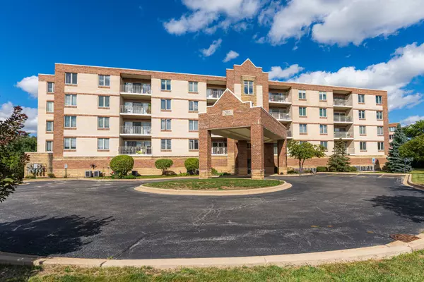 201 W Brush Hill RD #107, Elmhurst, IL 60126