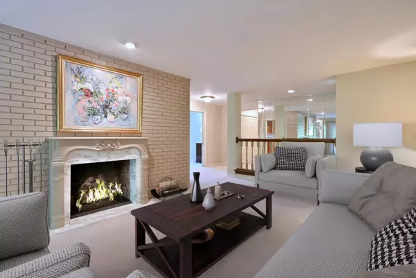 Oak Brook, IL 60523,1 Oak Brook Club DR #A105
