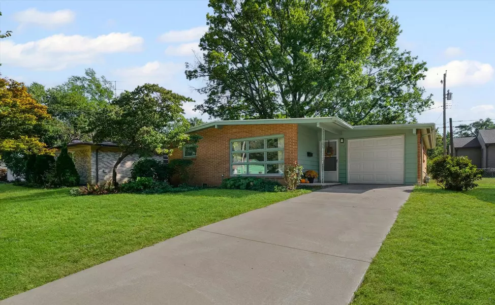 907 E Burkwood DR, Urbana, IL 61801