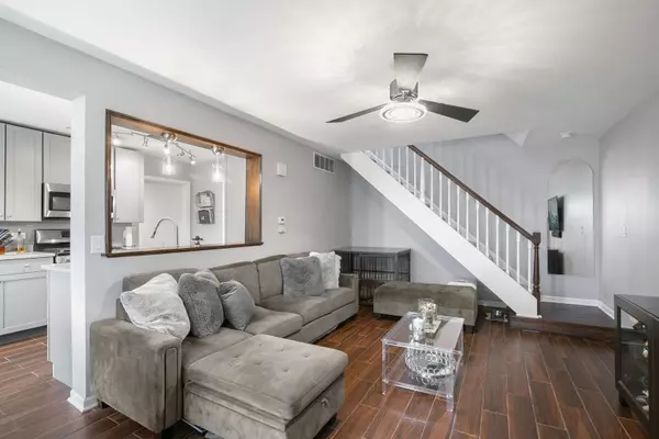 Vernon Hills, IL 60061,215 Sunset CT