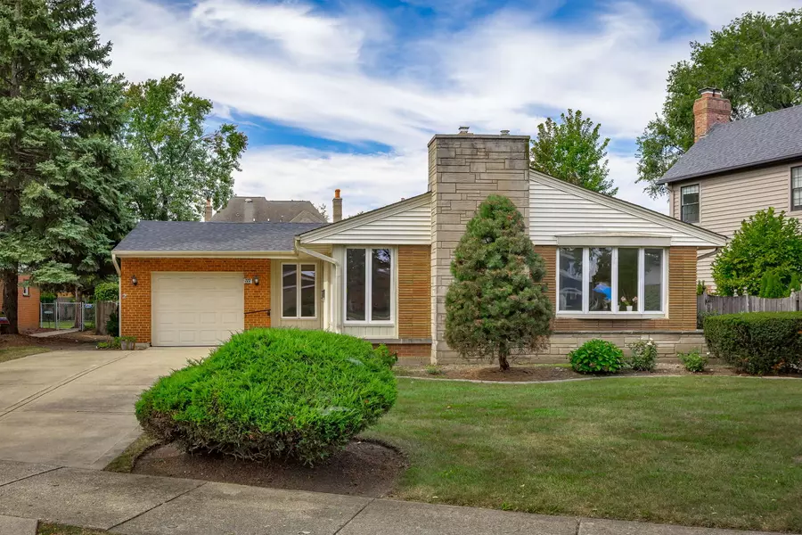 333 E Huntington LN, Elmhurst, IL 60126