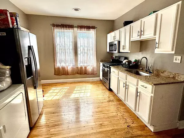 Chicago, IL 60622,831 N Ashland AVE #2
