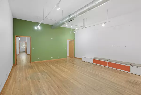 Chicago, IL 60618,2243 W Belmont AVE