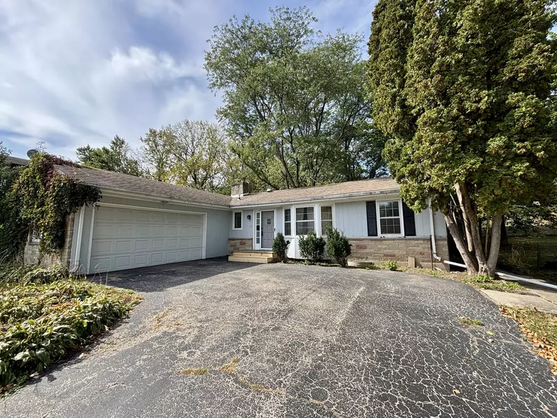 911 Kenmore RD, Rockford, IL 61108