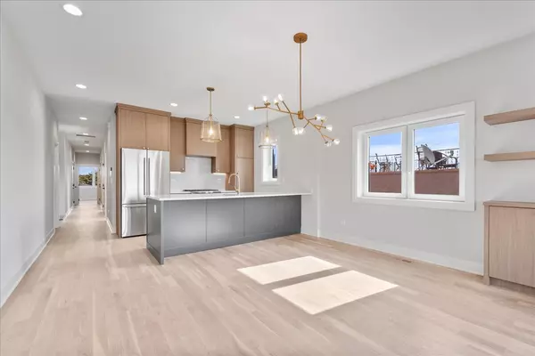 Chicago, IL 60614,2437 N Clybourn AVE #4S