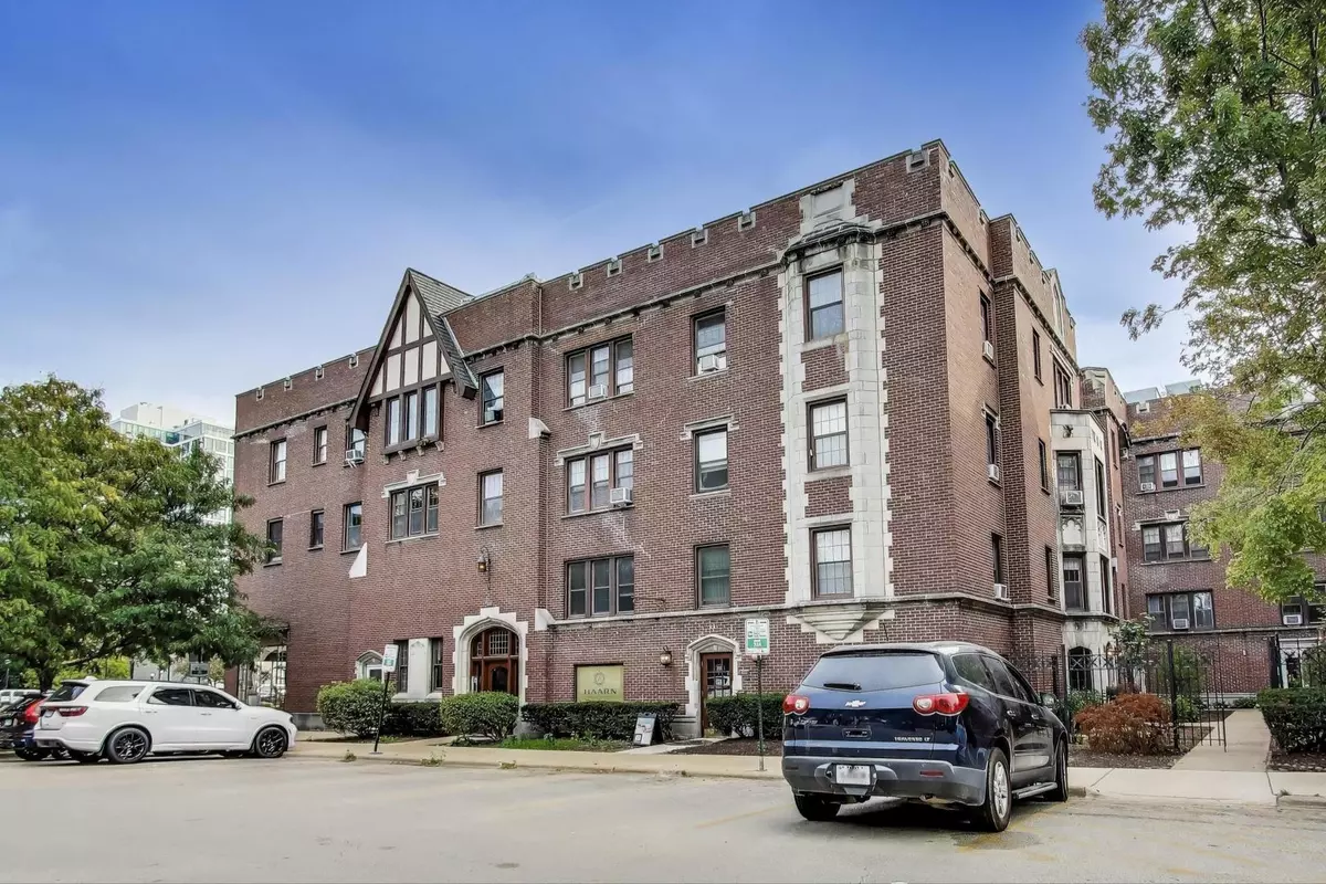 Oak Park, IL 60301,1103 Holley CT #207
