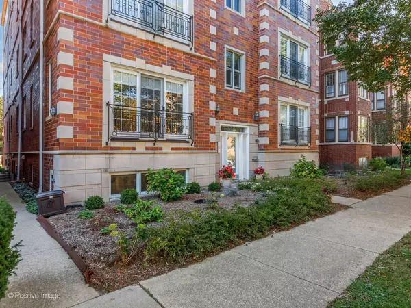 Evanston, IL 60202,608 Hinman AVE #4S