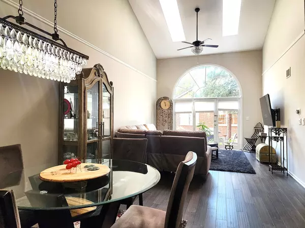 Bloomingdale, IL 60108,244 Garden WAY