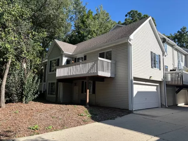 301 W Treehouse LN #301, Round Lake, IL 60073