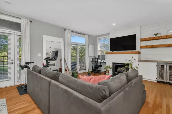 Chicago, IL 60618,2920 N Riverwalk DR #38