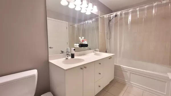 Chicago, IL 60607,235 W Van Buren ST #2011