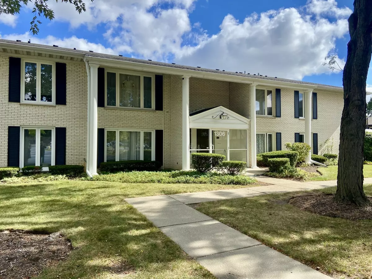 Arlington Heights, IL 60005,1306 S New Wilke RD #2B