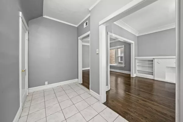 Chicago, IL 60649,7841 S Burnham AVE