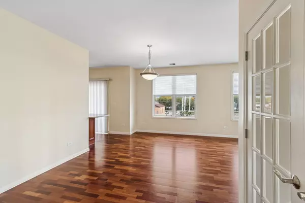 Bartlett, IL 60103,271 E Railroad AVE #302