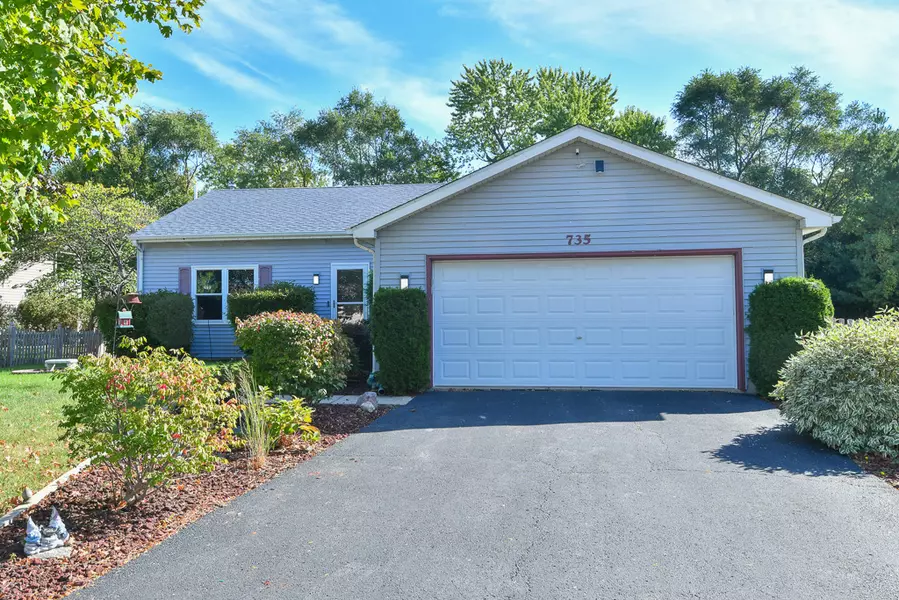 735 Creek Bend LN, Antioch, IL 60002