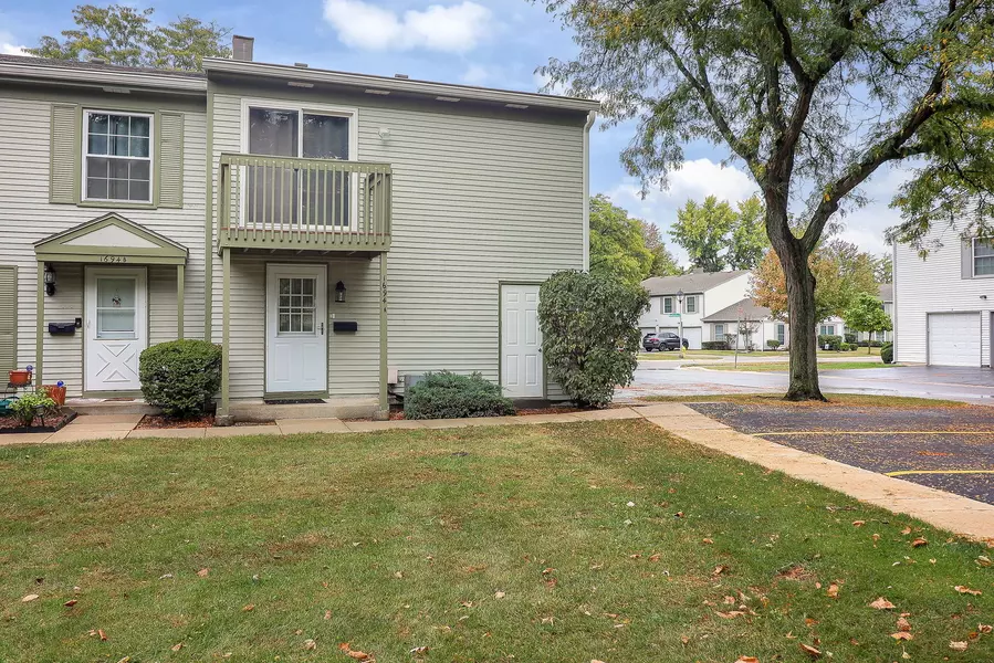 1694 Farragut CT #A, Wheaton, IL 60189