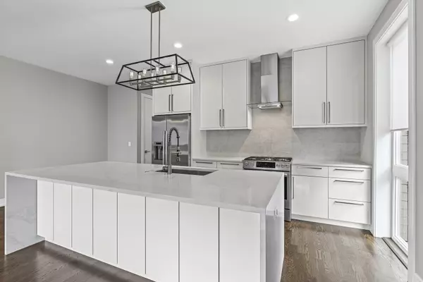 Chicago, IL 60618,2239 W Belmont AVE #2