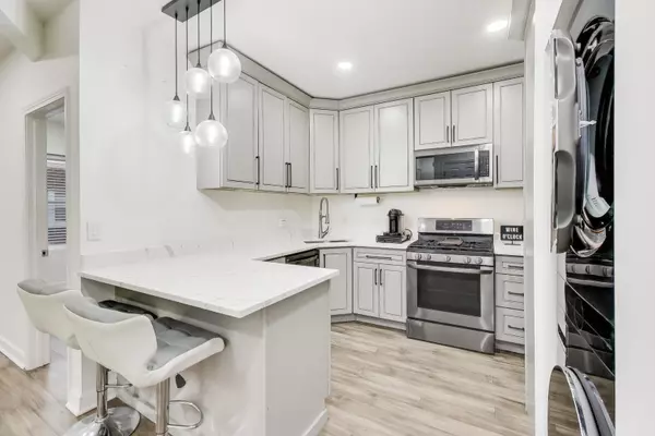 Chicago, IL 60626,6421 N GREENVIEW AVE #2W