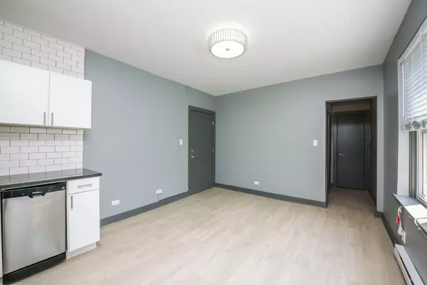 Chicago, IL 60613,944 W Montrose AVE #304