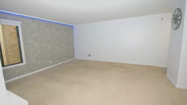 Downers Grove, IL 60516,521 73rd ST #105