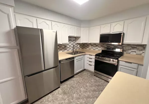 Downers Grove, IL 60516,521 73rd ST #105