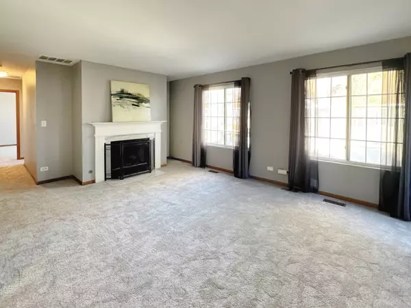 South Elgin, IL 60177,1236 Sandhurst LN #1236